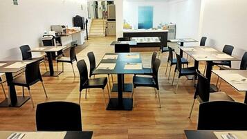 Petit déjeuner, déjeuner et dîner servis sur place