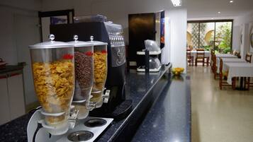 Serveert ontbijt, lunch en diner