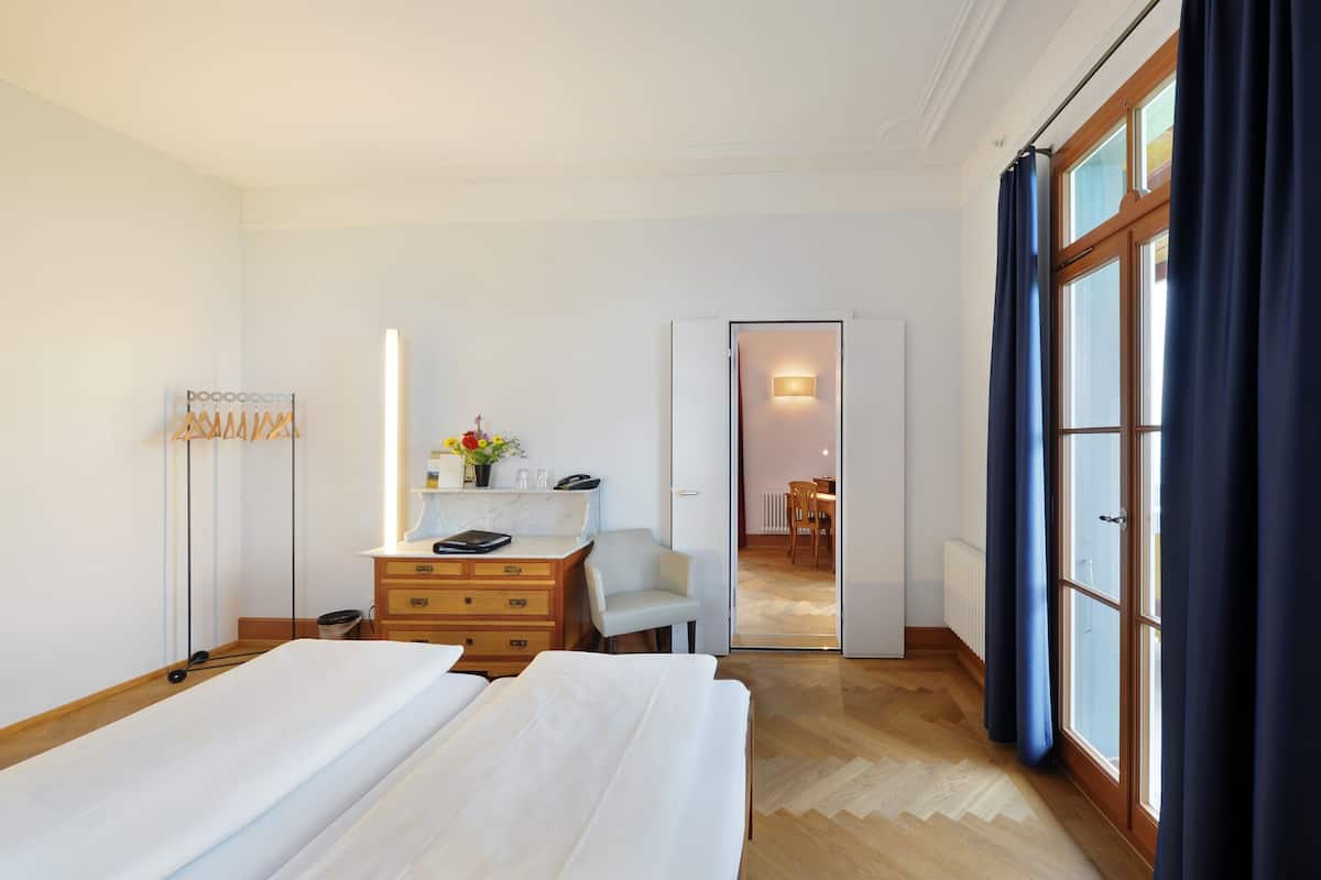 1 habitación, escritorio, sistema de insonorización y cunas gratuitas