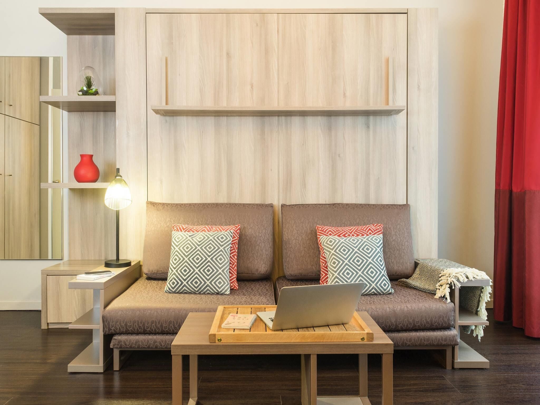 Studio, 1 tweepersoonsbed of 2 eenpersoonsbedden | Een kluis op de kamer, een bureau, verduisterende gordijnen