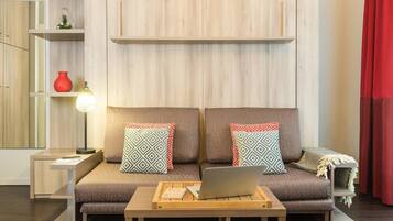 Studio, 1 tweepersoonsbed of 2 eenpersoonsbedden | Een kluis op de kamer, een bureau, verduisterende gordijnen