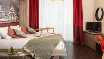 Studio, 1 tweepersoonsbed of 2 eenpersoonsbedden | Een kluis op de kamer, een bureau, verduisterende gordijnen