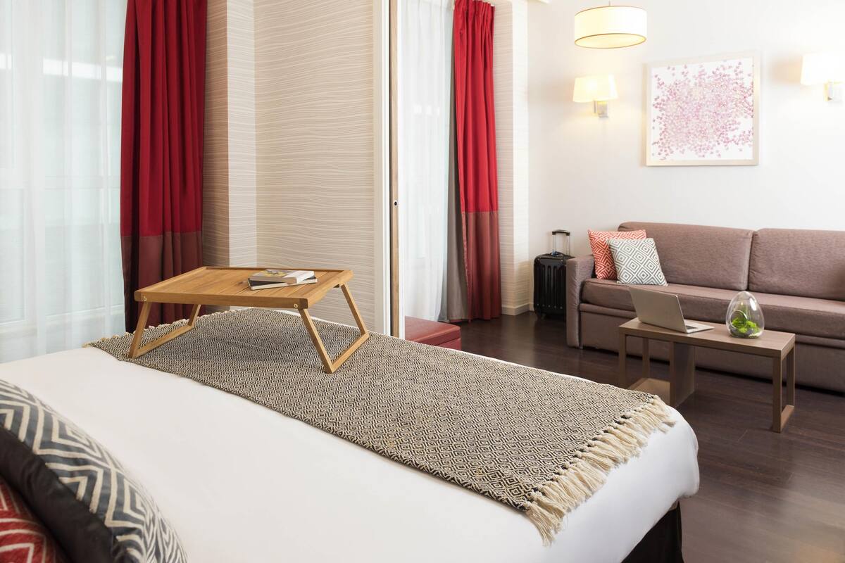 Appartement, 1 slaapkamer | Een kluis op de kamer, een bureau, verduisterende gordijnen