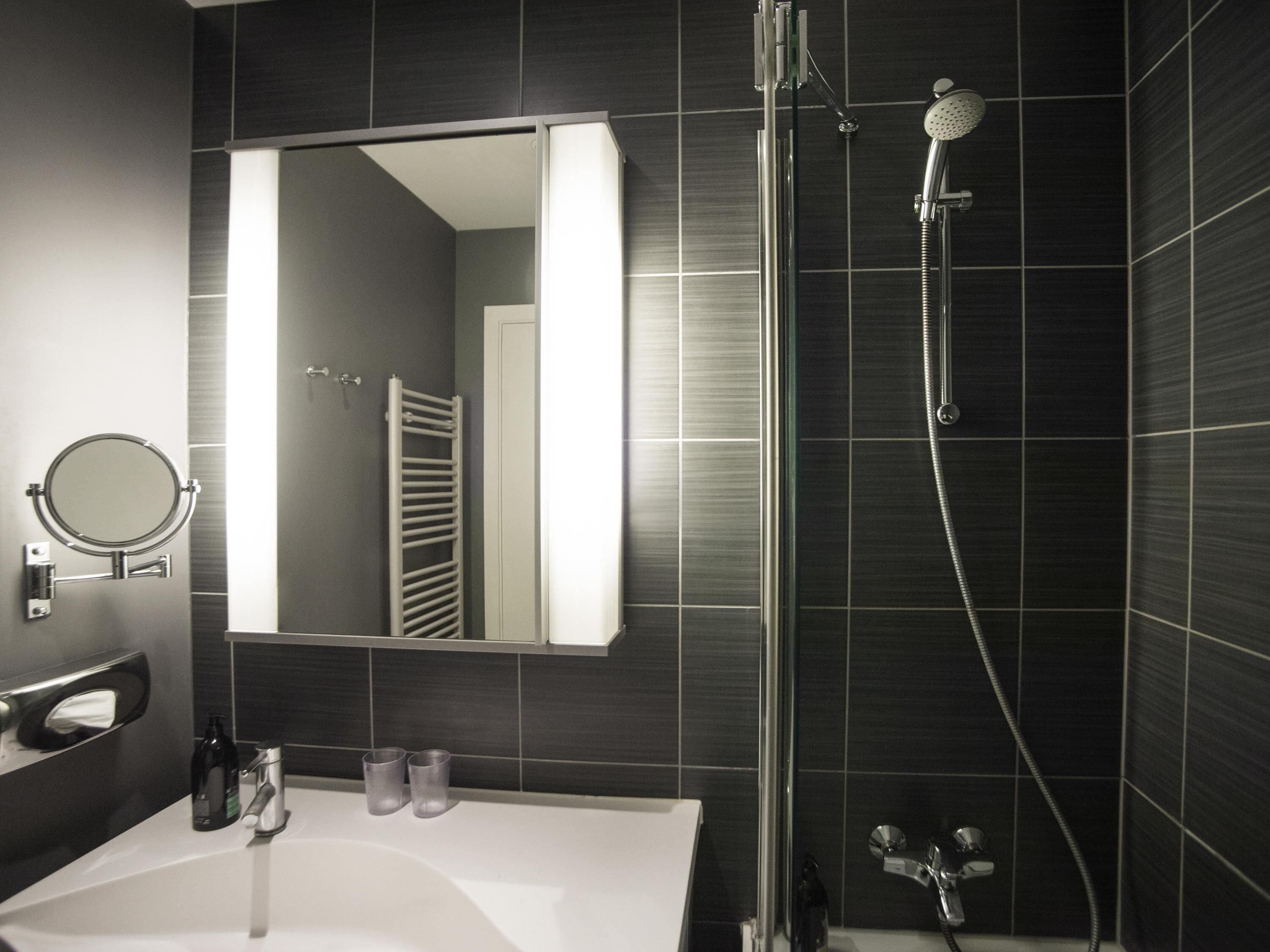 Een kluis op de kamer, een bureau, verduisterende gordijnen