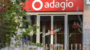Une devanture de magasin avec une enseigne rouge sur laquelle on peut lire « Adagio » et une porte vitrée avec une inscription « Bienvenue ».