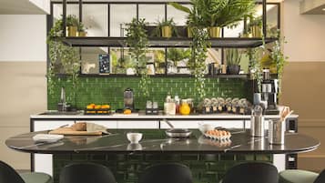 Frukostbuffé varje dag (EUR 20 per person)