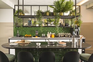 Desayuno buffet diario (EUR 20 por persona)