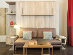 In-room safe, desk, blackout curtains, soundproofing - Aparthotel Adagio Brussels Grand Place (Brussels)