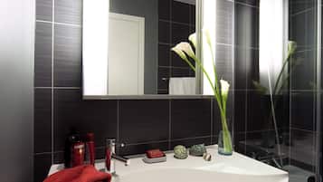 Combined shower/bathtub, eco-friendly toiletries, hair dryer, towels