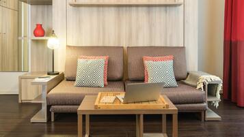 Studio, 1 Double or 2 Twin Beds | In-room safe, desk, blackout drapes, soundproofing