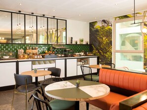 Desayuno buffet (EUR 20.50 por persona) 