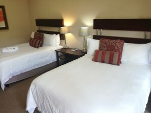 Habitación Deluxe doble | Caja fuerte, decoración individual, mobiliario individual y escritorio