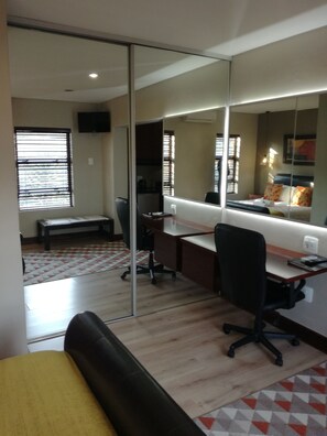 Comfort Room, 1 Queen Bed (Self Catering) | Wardrobe - Belmont Guesthouse (Bloemfontein)