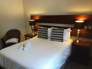 基础双人房 | 客房内保险箱、特色装修、特色家居、办公桌