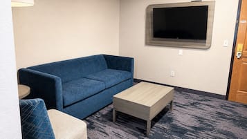 Studiosuite, 1 soverom, ikke-røyk | Oppholdsområde | En 50-tommers Flatskjerm-TV med Parabol-TV samt TV og Netflix