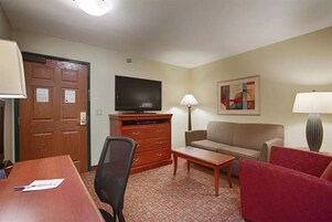 Cofres nos quartos, escrivaninha, espaço de trabalho para notebook