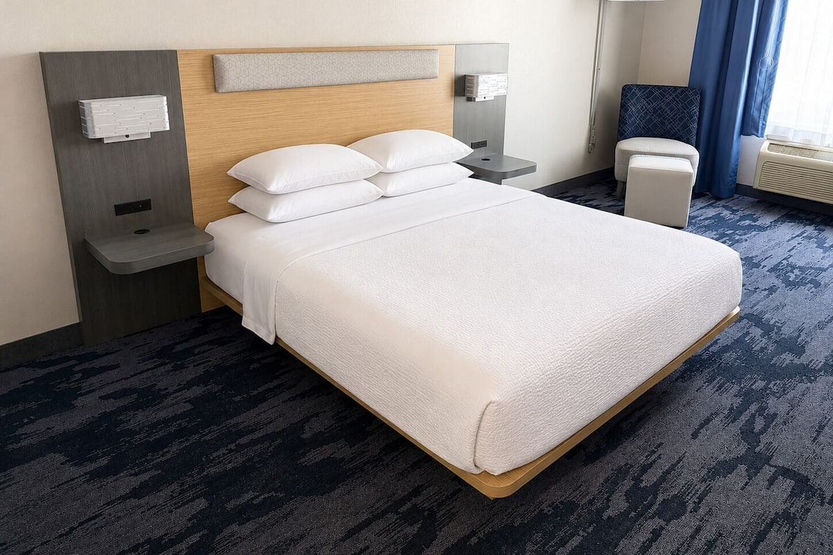 Habitación, 1 cama de matrimonio grande, ducha adaptada, no fumadores | Escritorio, espacio para trabajar con un portátil, cortinas opacas