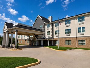 Front of property - Heritage Hotel (Dickinson)