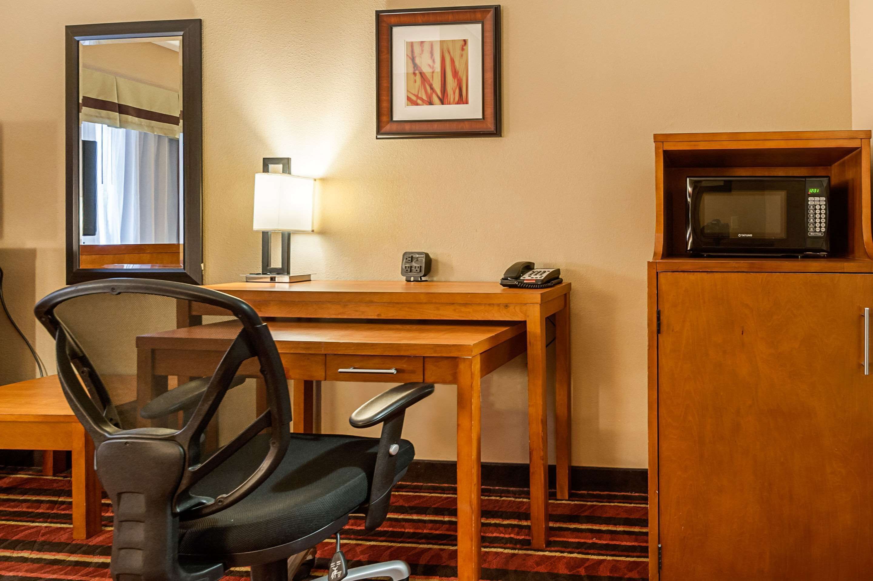 suite, non smoking | pillow-top beds, desk, laptop workspace, iron/ironing board