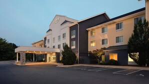 A Fairfield Inn & Suites hotel with a modern design, featuring a covered entrance and a parking lot. - Fairfield Inn & Suites South Boston (South Boston)