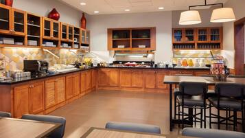 Desayuno buffet (USD 8 por persona)