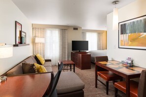 Premium bedding, desk, iron/ironing board, free cribs/infant beds - Residence Inn by Marriott Springfield Old Keene Mill (Springfield)