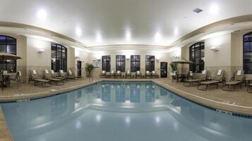 Una piscina cubierta