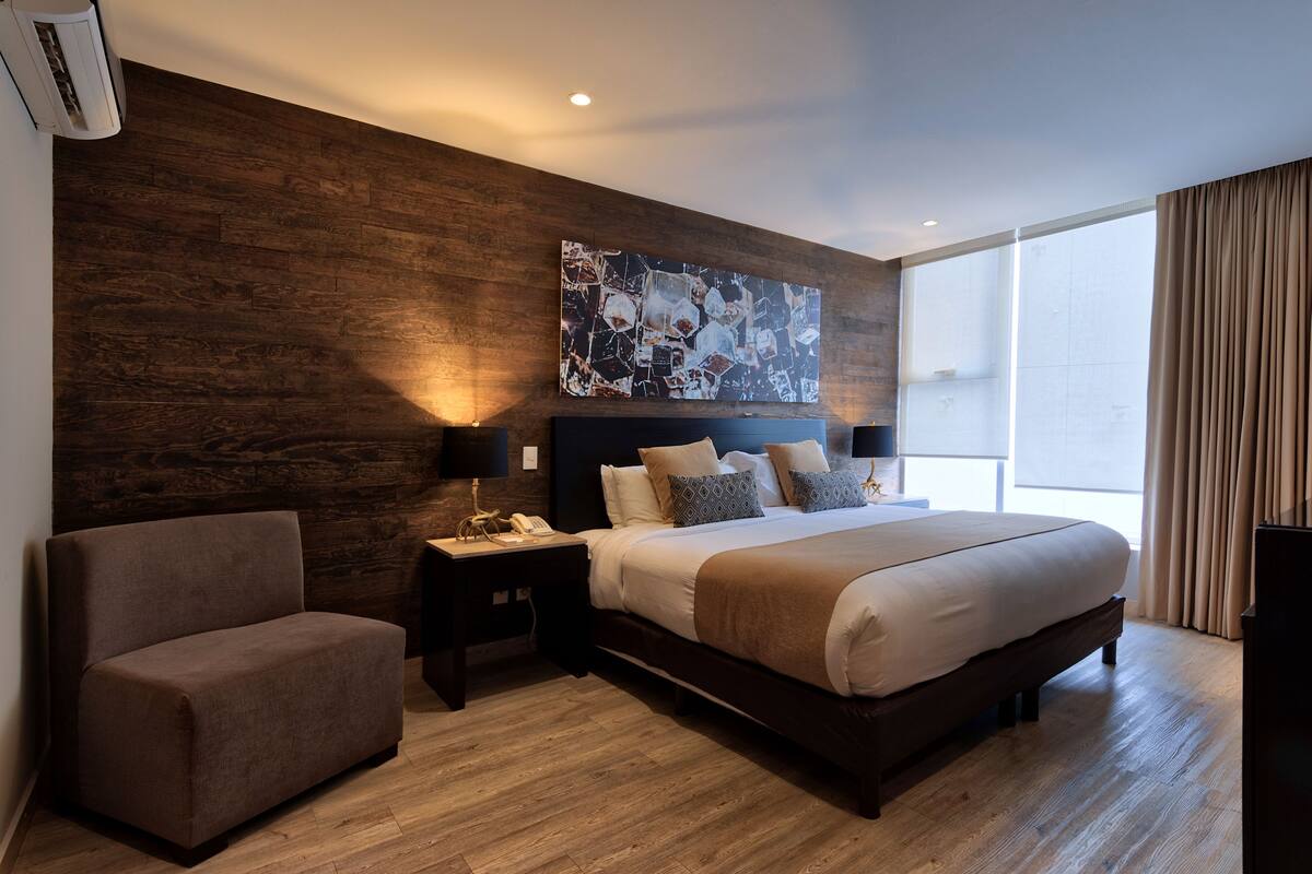 Executive Suite, 1 Bedroom | Egyptian cotton sheets, premium bedding, pillow-top beds, in-room safe