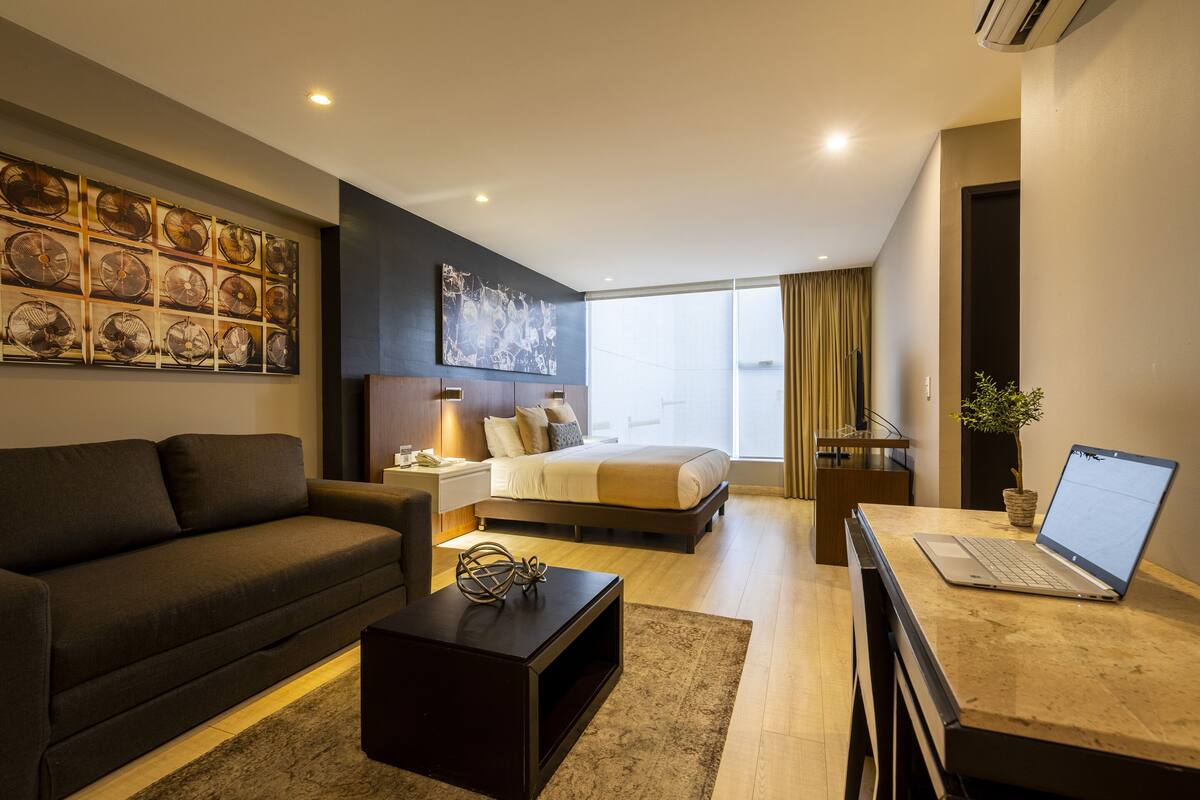 Deluxe Studio | Egyptian cotton sheets, premium bedding, pillow-top beds, in-room safe