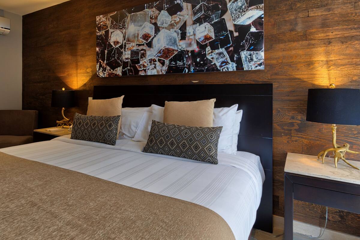 Suite, 2 Bedrooms (Master) | Egyptian cotton sheets, premium bedding, pillow-top beds, in-room safe