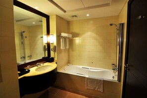 Combined shower/tub, eco-friendly toiletries, hair dryer, bathrobes - Arabian Ranches Golf Club (Dubai)