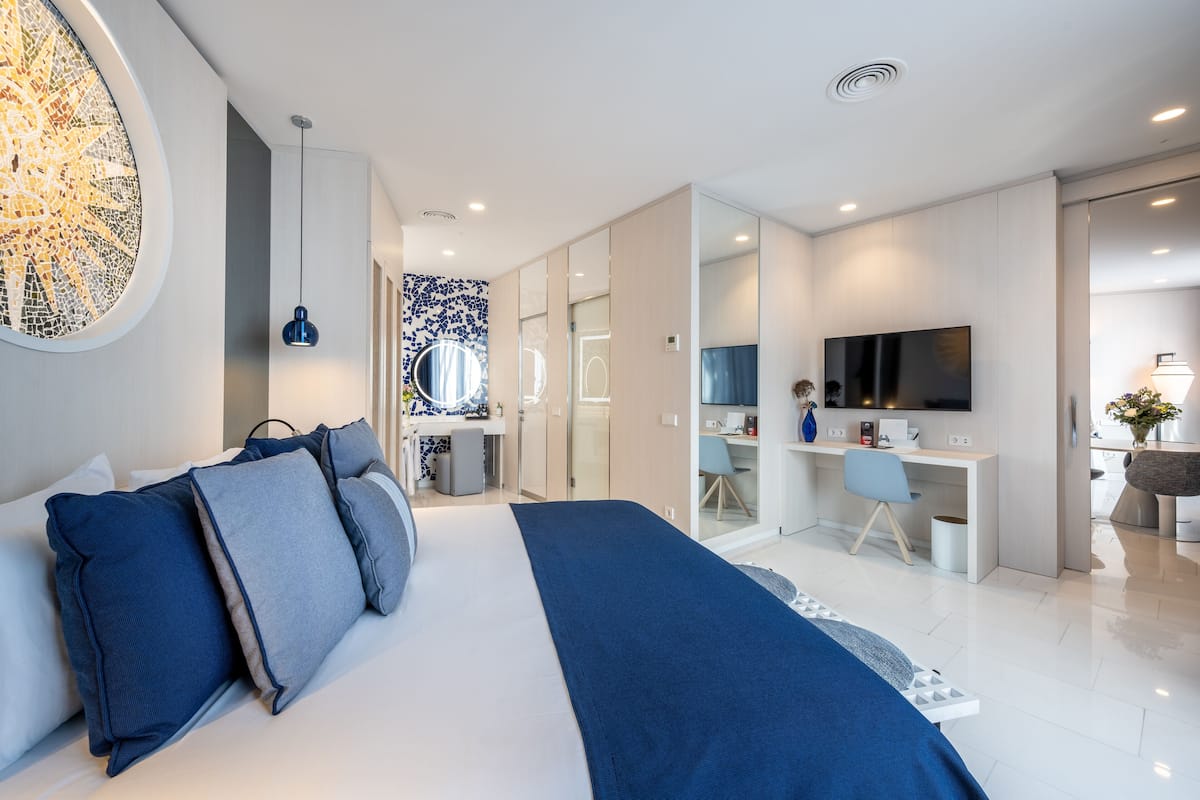 panoramic suite | minibar, in-room safe, desk, blackout curtains