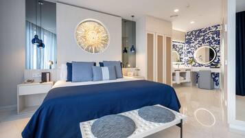 Panoramic Suite | Minibar, in-room safe, desk, blackout drapes