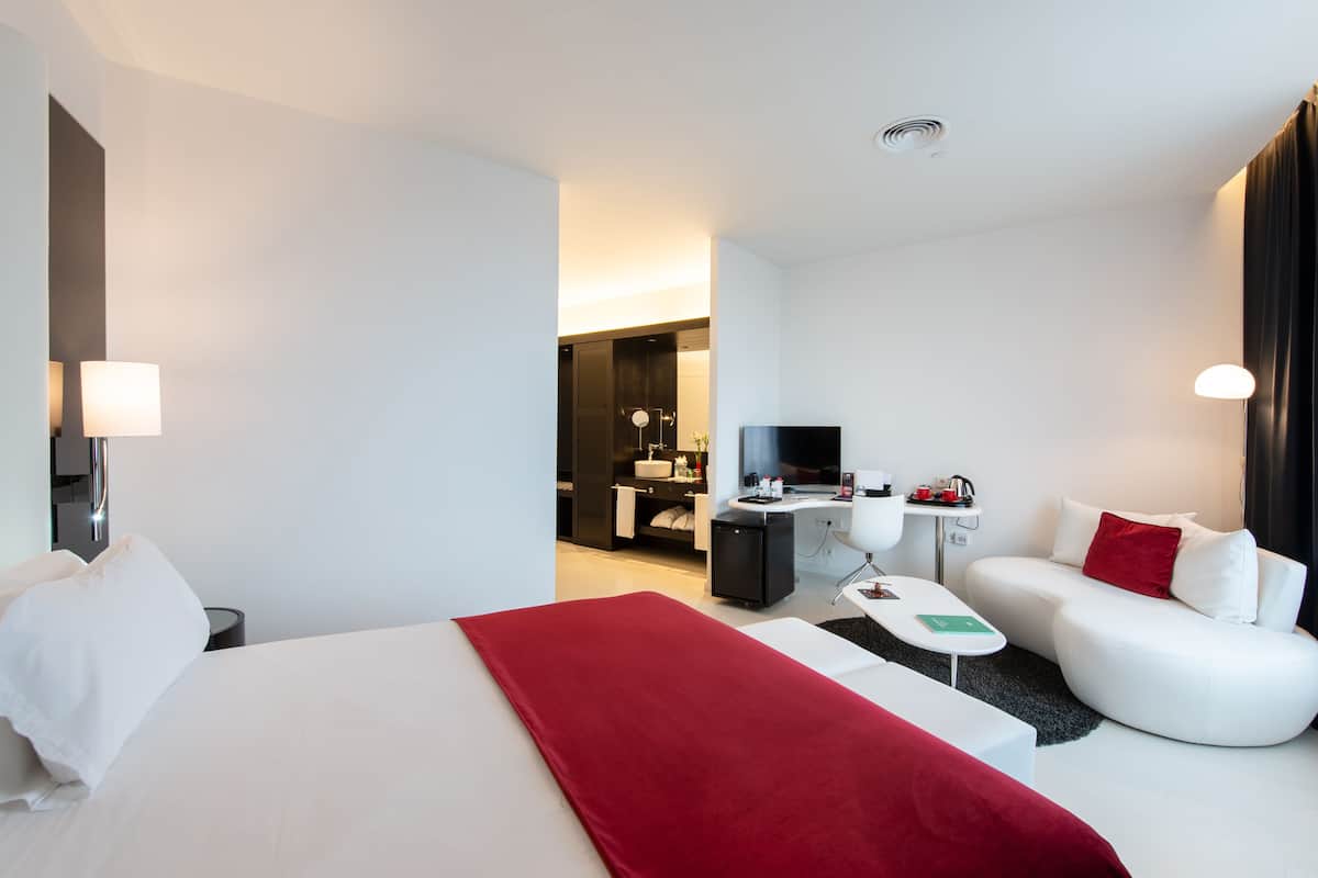 Habitación Deluxe (Elegance) | Minibar, caja de seguridad en la habitación y escritorio