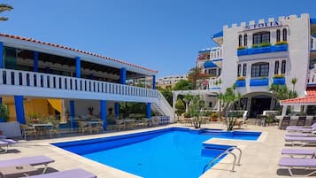 Outdoor pool, pool umbrellas, sun loungers