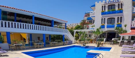 Utendørsbasseng, bassengparasoller og solsenger