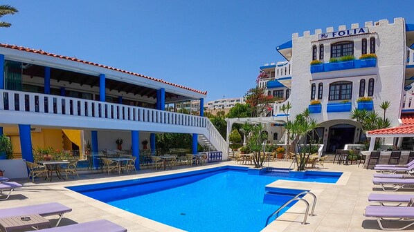 Kolam renang terbuka, payung kolam, kerusi lepak pantai 