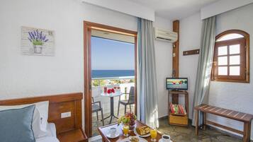 Ropa de cama de alta calidad y caja de seguridad en la habitación