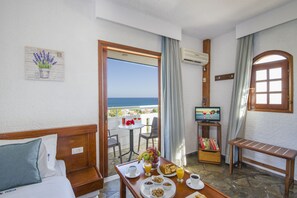 Ropa de cama de alta calidad y caja de seguridad en la habitación