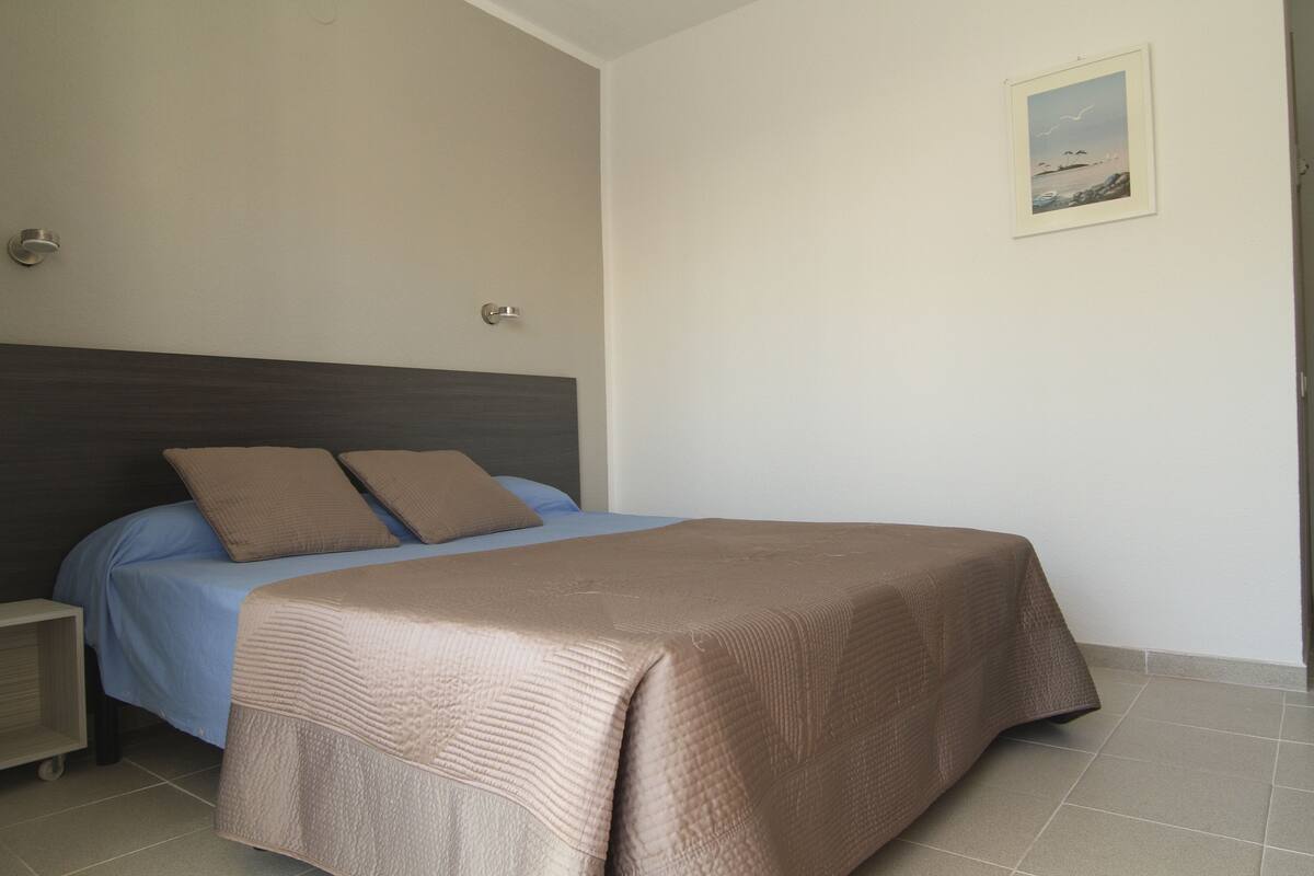 Desk, blackout curtains, rollaway beds, free WiFi