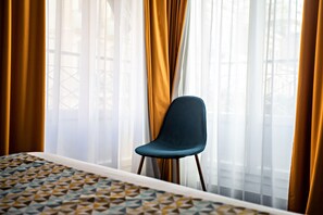 Comfort tweepersoonskamer | Een kluis op de kamer, een bureau, geluiddichte muren