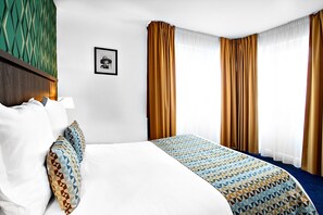 Comfort Double Room | In-room safe, desk, soundproofing, iron/ironing board - Logis Hôtel La Caravelle (Toulouse)