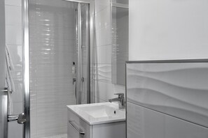 Superior Twin Room | Bathroom | Hair dryer, towels - Logis Hôtel La Caravelle (Toulouse)