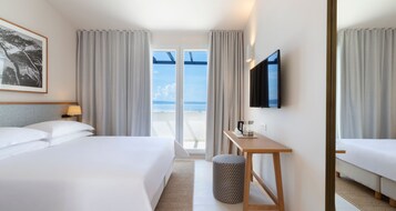 Minibar, caja de seguridad en la habitación, escritorio y cunas 