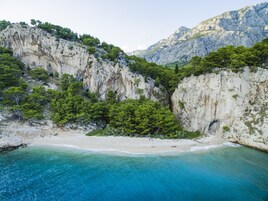 Una playa cerca, sombrillas