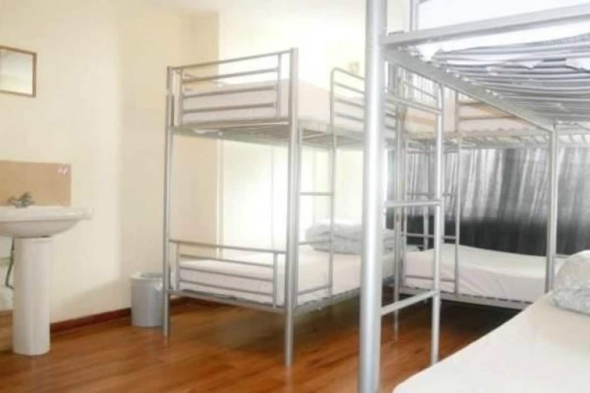 Quadrupla Basic, bagno condiviso | Una cassaforte in camera, ferro/asse da stiro, Wi-Fi (a pagamento)