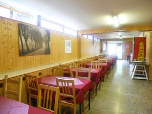 早餐，供應午餐和晚餐