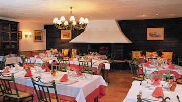 Petit déjeuner buffet (7.00 EUR par personne)