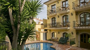 Seasonal outdoor pool - La Masieta Hotel Restaurant (Creixell)