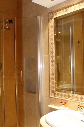 Hair dryer, slippers, towels - Villa Pinciana (Rome)